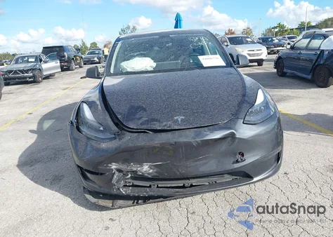 2024 Tesla Model Y Long Range Dual Motor All-Wheel Drive/Rwd z USA, uszkodzony, nr VIN 7SAYGDED5RF160751